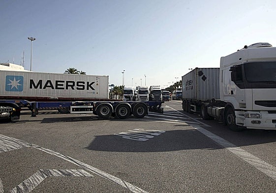 Camiones con mercancías en el puerto de Algeciras.