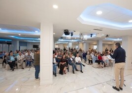 Imagen del encuentro del alcalde con empresarios y colectivos de Nerja.