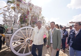 Juanma Moreno con una hermandad del Rocío en Sanlúcar de Barrameda.