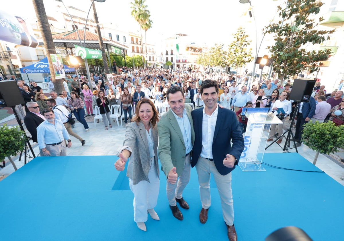 Patricia Navarro, Juanma Moreno y Francisco Santos, este miércoles en Coín.