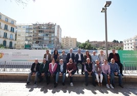 Dani Pérez, con candidatos socialistas al Ayuntamiento de Málaga y militantes, delante de la parcela del Astoria y Victoria, que quieren dejar libre.