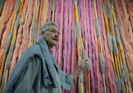 Sheila Hicks, junto a 'Lianas de Beauvais', una de las obras más grandes de la exposición en el Pompidou.