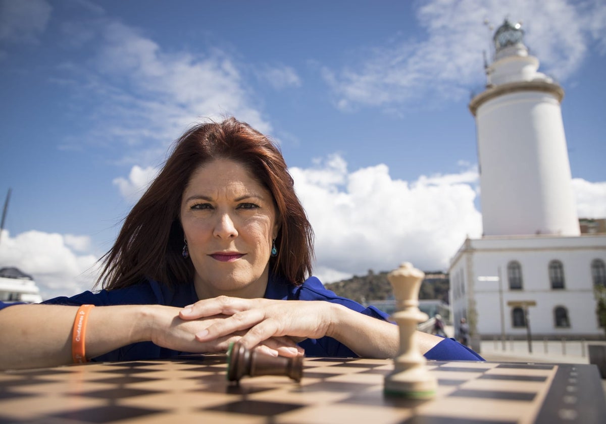 Noelia Losada, junto a la Farola.