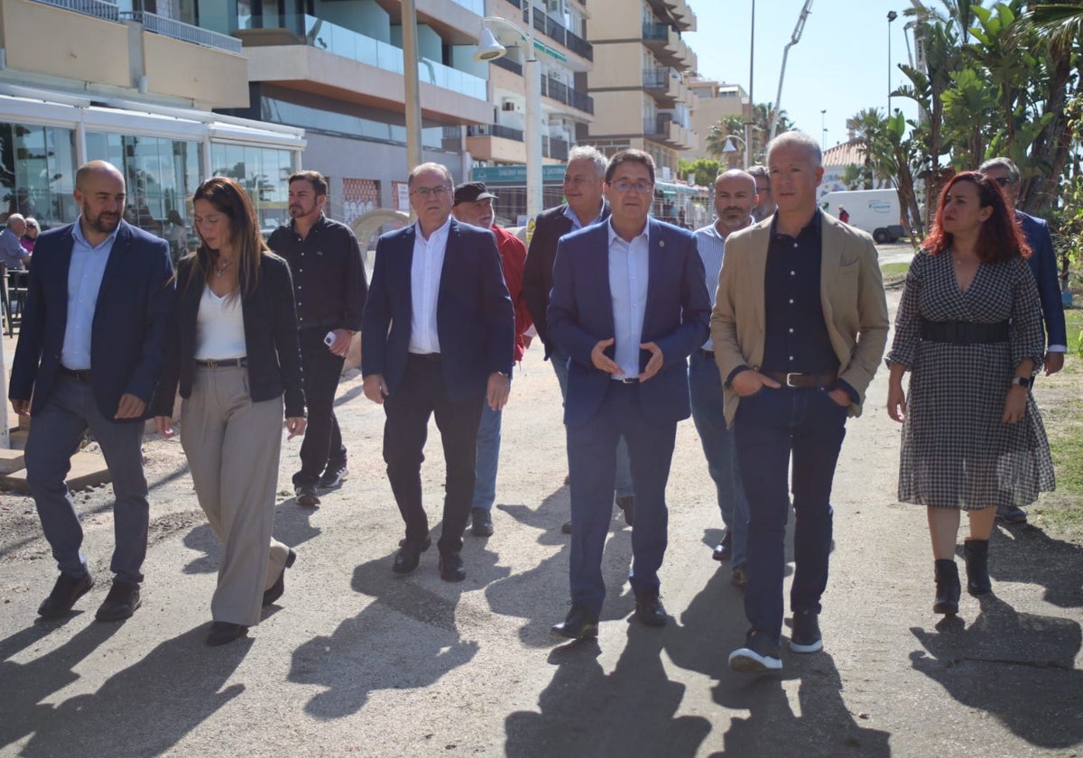 El presidente del Senado, Ander Gil, este miércoles en Rincón de la Victoria con integrantes de la candidatura socialista.