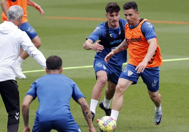 Rubén Castro controla un balón durante un entrenamiento del Málaga.