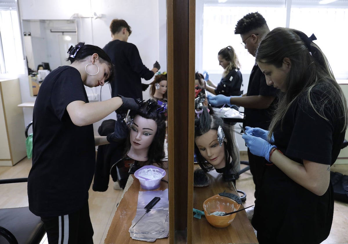 Estudiantes del grado Medio de Peluquería y cosmética capilar del IES El Palo, uno de los que pasarán a la modalidad dual.