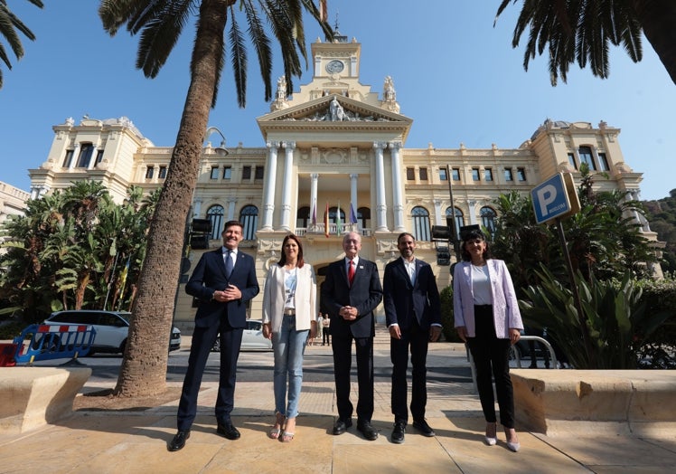 Los cinco candidatos, delante de la Casona del Parque.