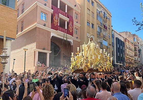 La Virgen del Rocío, durante su salida procesional por Pentecostés.