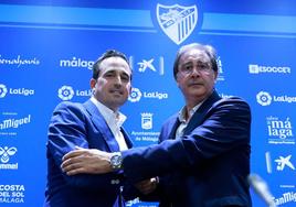 El director general del Málaga, Kike Pérez, y el nuevo director deportivo, Loren Juarros, se dan un apretón de manos durante el acto de presentación.