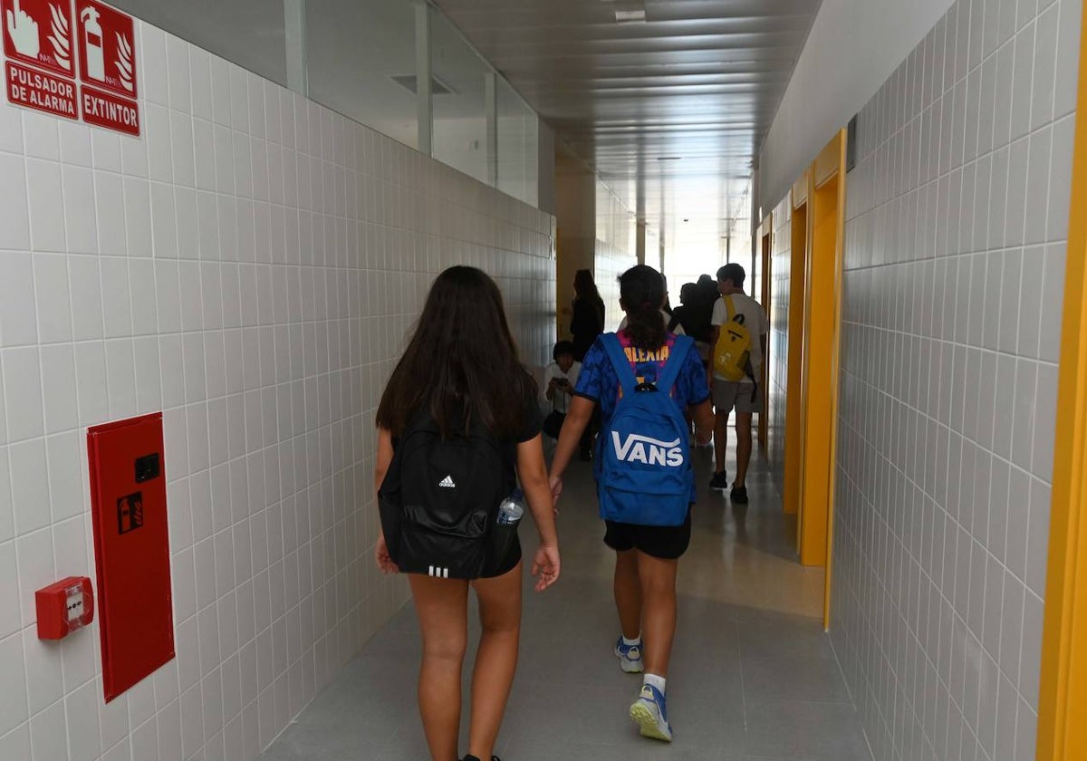 Estudiantes, en el instituto de San Pedro, a comienzo de curso.