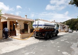 Suministro de agua a una vivienda de la urbanización Valseca.