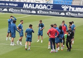 Los jugadores del Málaga, durante un entrenamiento de esta semana en la Rosaleda.