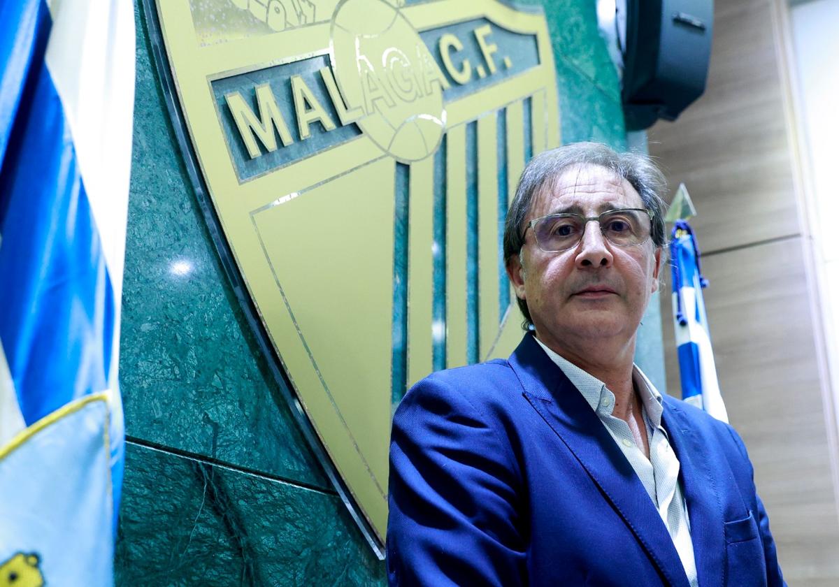 El nuevo director deportivo del Málaga, Loren Juarros, posa en su presentación en la sala de prensa de La Rosaleda.