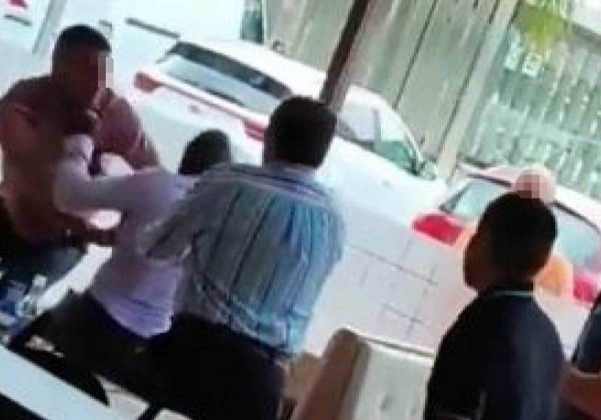 Un roce entre niños en un parque de bolas desata una pelea entre padres en una comunión en Málaga