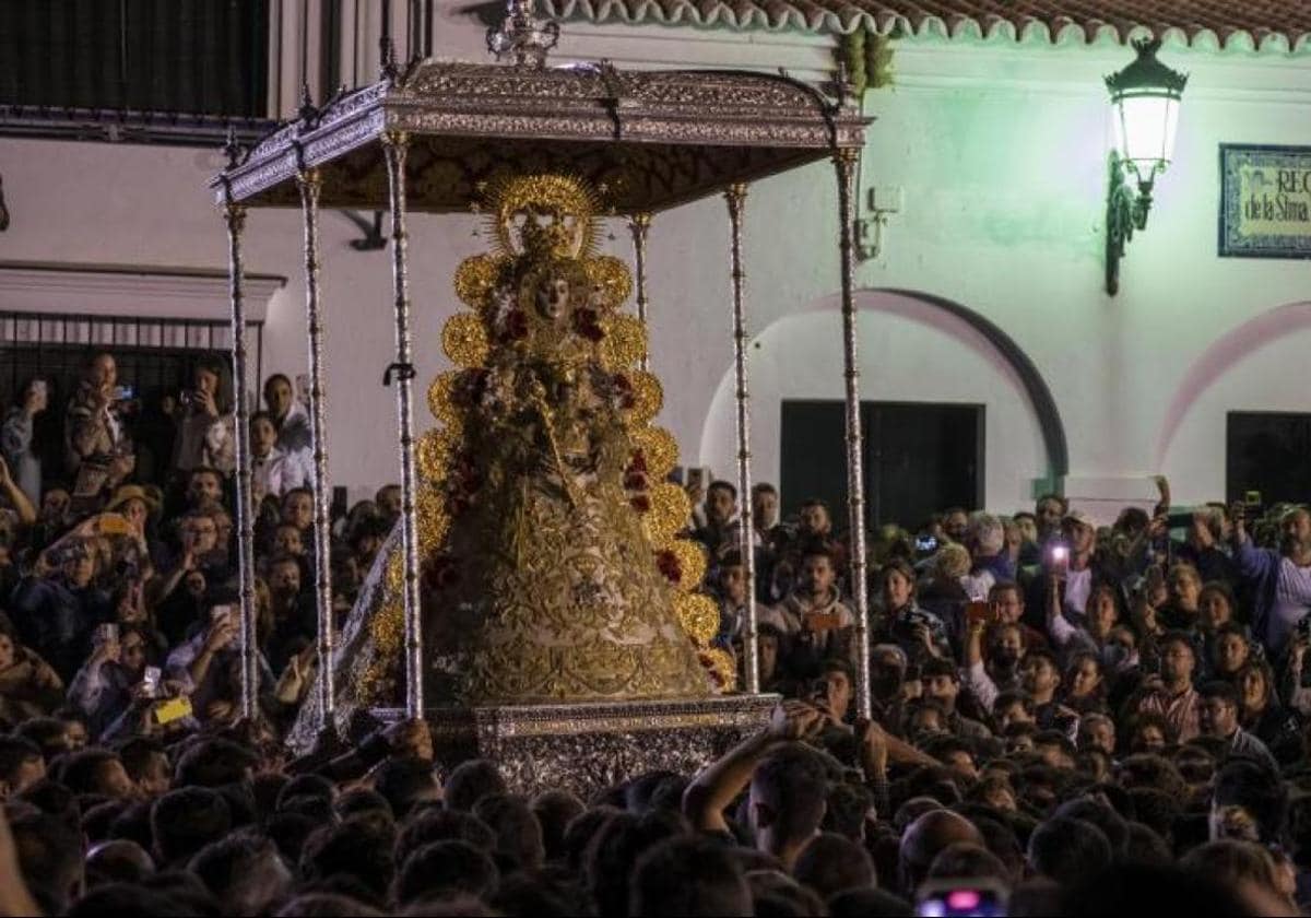 La Virgen del Rocío ya está en su paso de Reina para la Romería 2023
