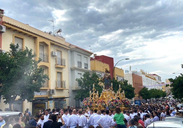 Muchos devotos acompañaron a María Auxiliadora en su recorrido procesional.