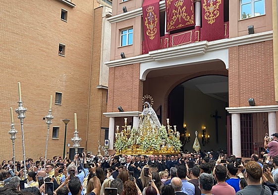 La Virgen del Rocío, durante su salida de la casa hermandad.