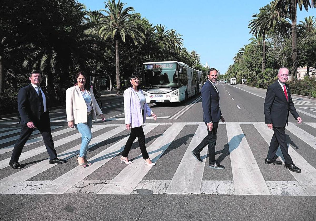 Alcázar, Losada, Morillas, Pérez y De la Torre cruzando el paseo el Parque.