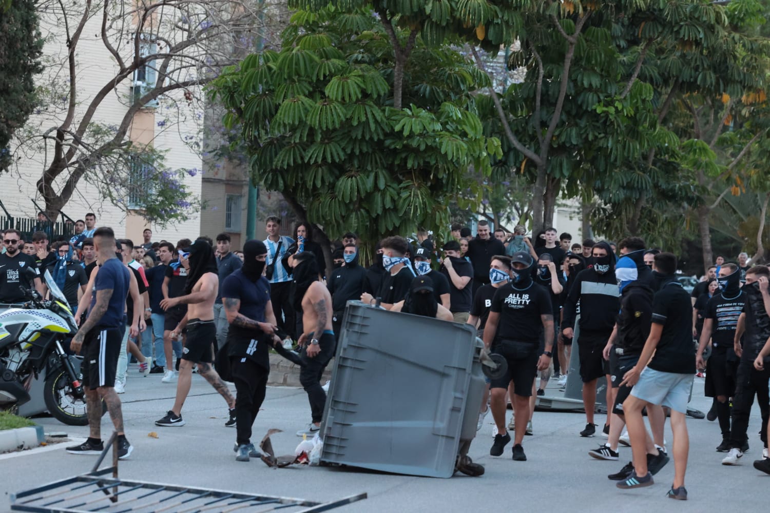 Protestas y cargas policiales en La Rosaleda tras el partido