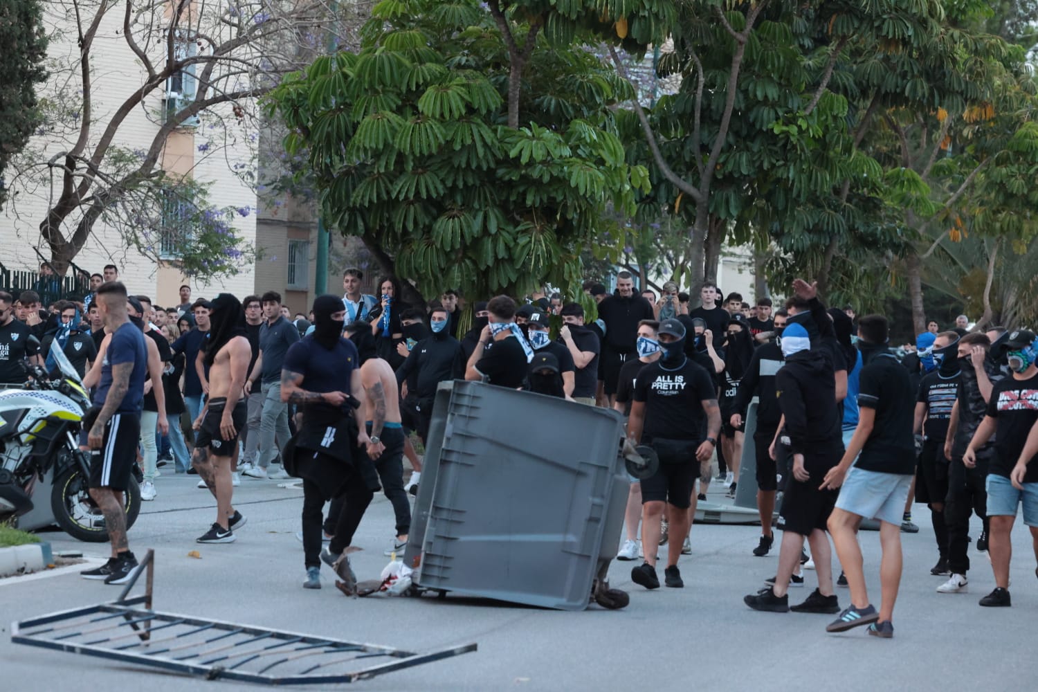 Protestas y cargas policiales en La Rosaleda tras el partido