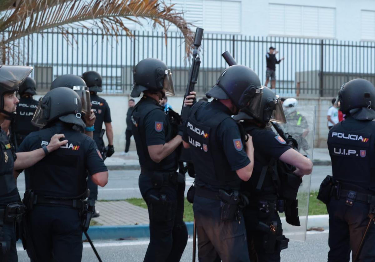 Protestas y cargas policiales en La Rosaleda tras el partido