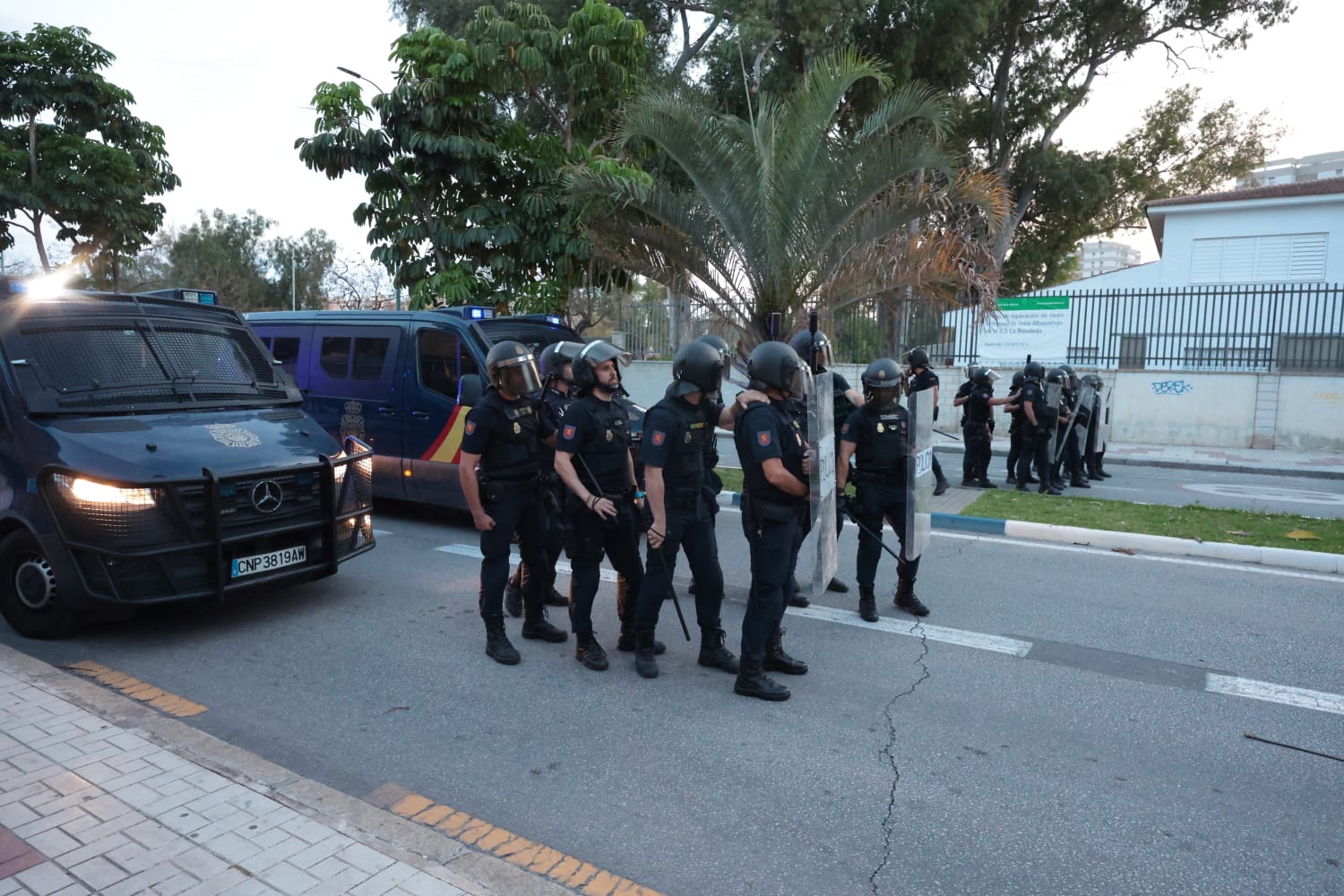 Protestas y cargas policiales en La Rosaleda tras el partido