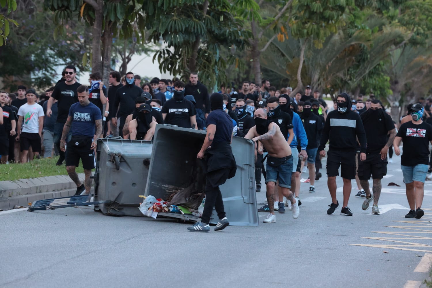 Protestas y cargas policiales en La Rosaleda tras el partido