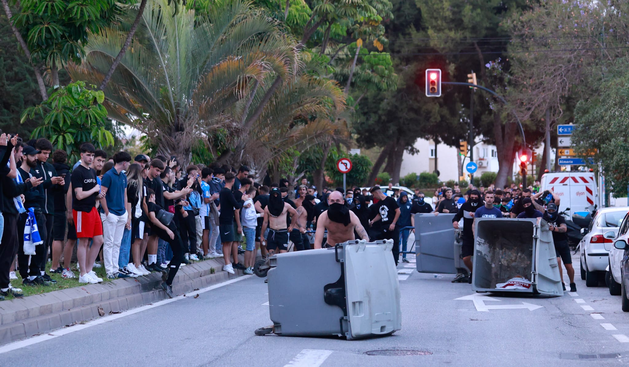 Protestas y cargas policiales en La Rosaleda tras el partido