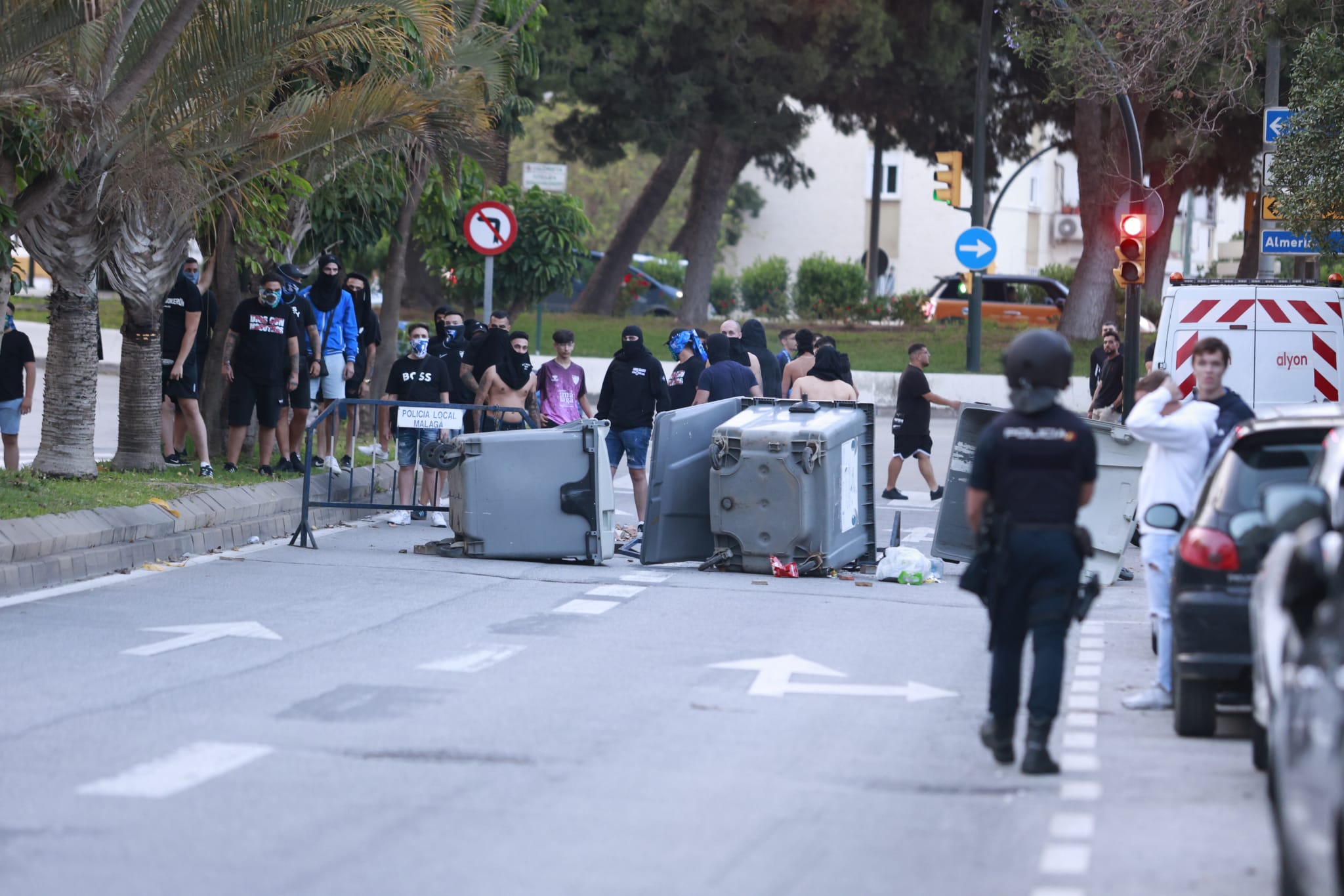 Protestas y cargas policiales en La Rosaleda tras el partido