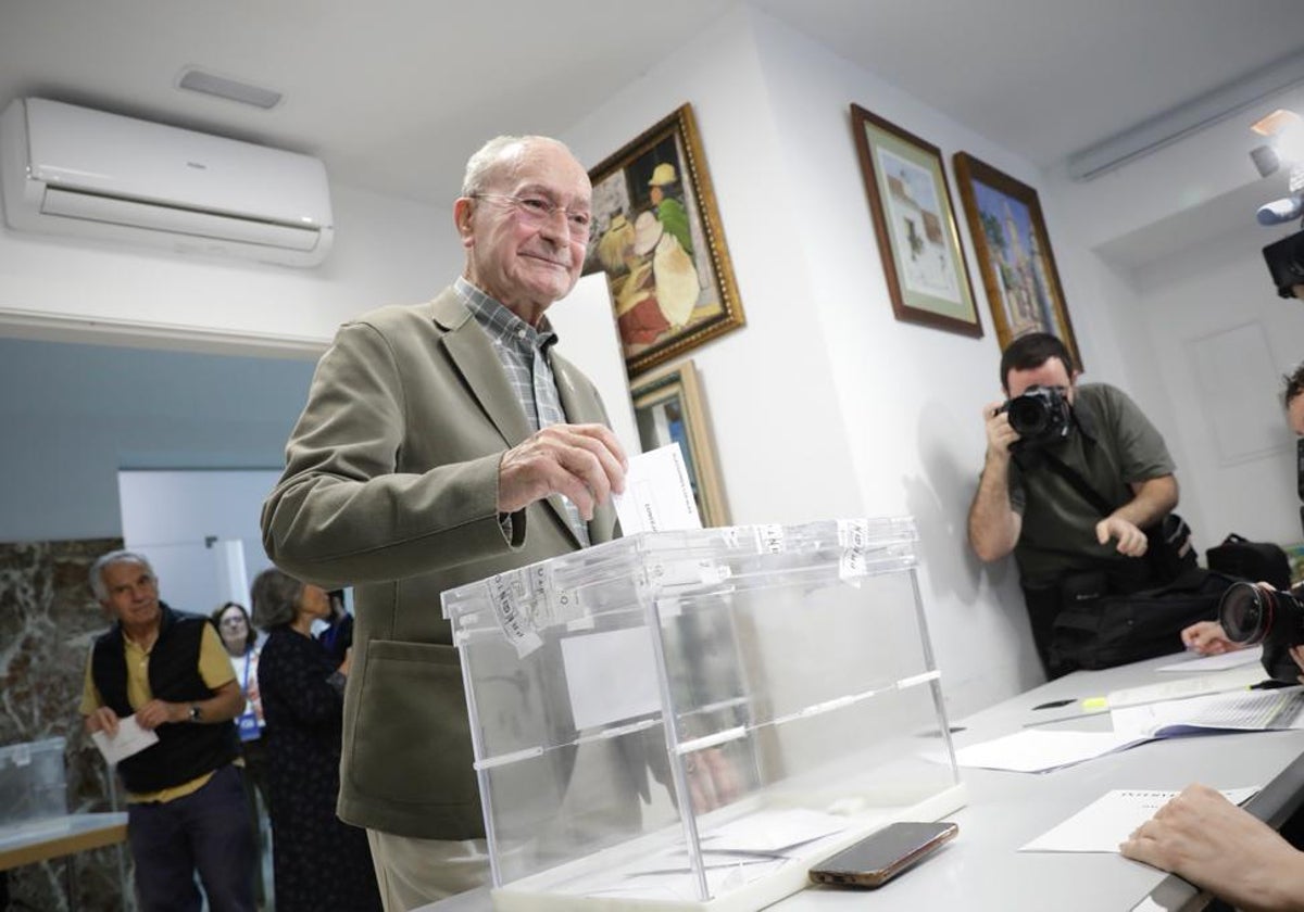 De la Torre en el momento de depositar su voto en el colegio situado en el Hospital Noble.