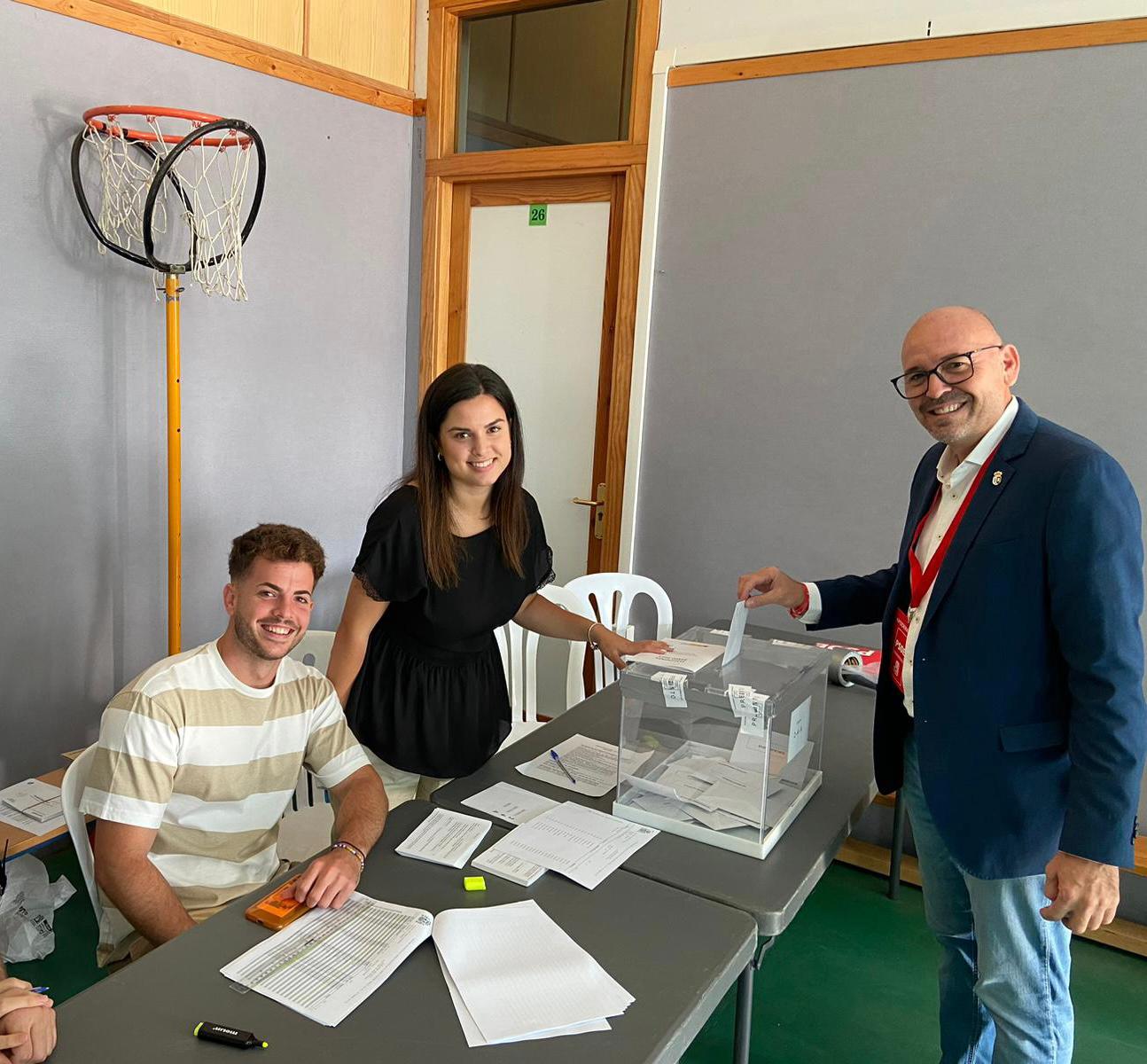 Jorge Gallardo, candidato del PSOE en Cártama y actual alcalde, ha ejercido su derecho al voto a primera hora de este domingo en el colegio Pablo Neruda de Cártama Estación. 