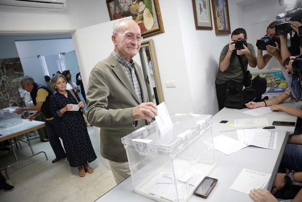 Cuando faltaba poco para las diez menos cuarto de la mañana de este domingo, el candidato del PP a la Alcaldía de Málaga, Paco de la Torre, ha votado acompañado de su familia