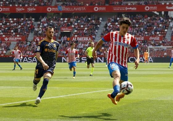 Queipo, del Sporting de Gijón, junto a Ale Díez (Ponferradina), en el duelo de este domingo.