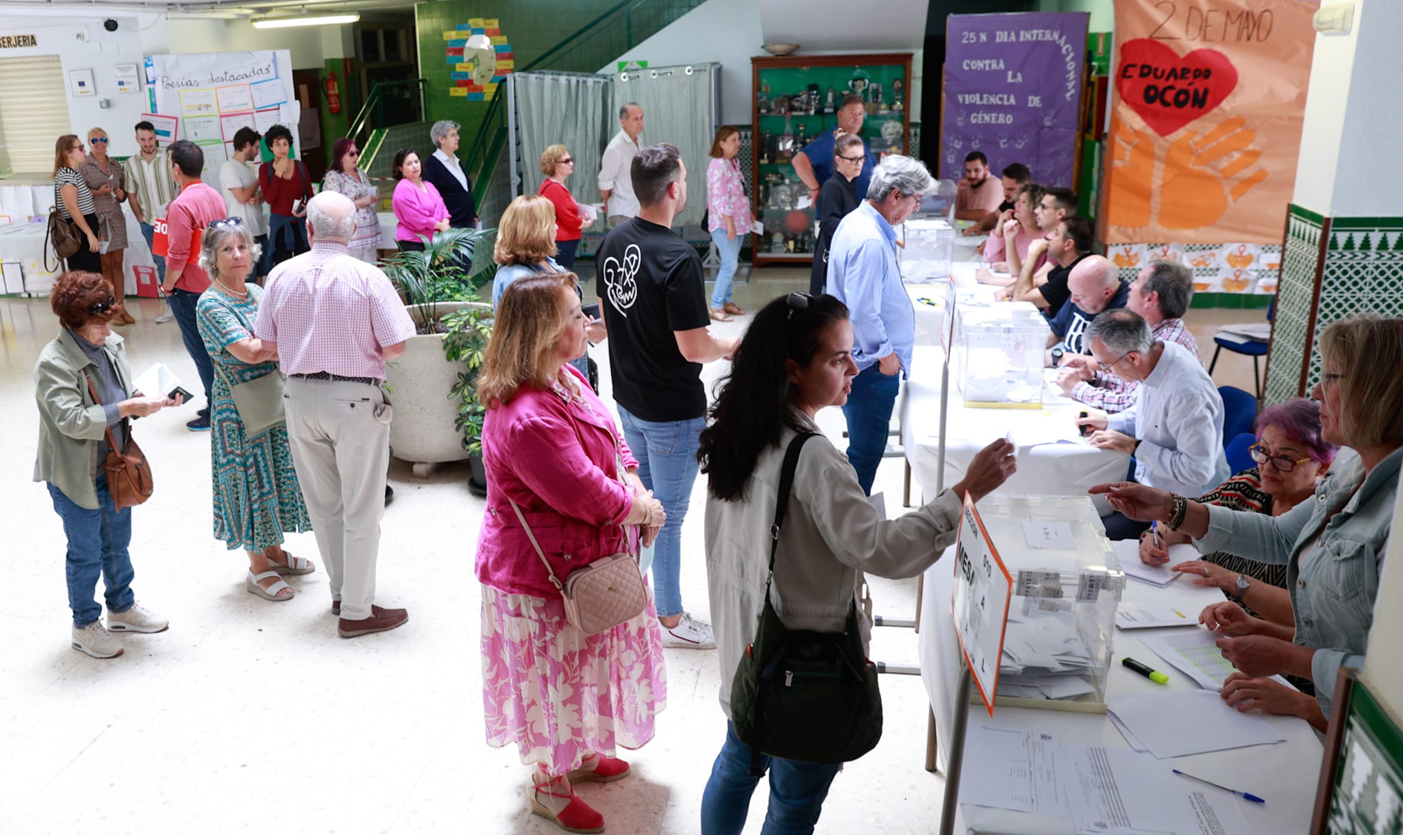 Ambiente en los colegios electorales de Málaga este 28 de mayo.