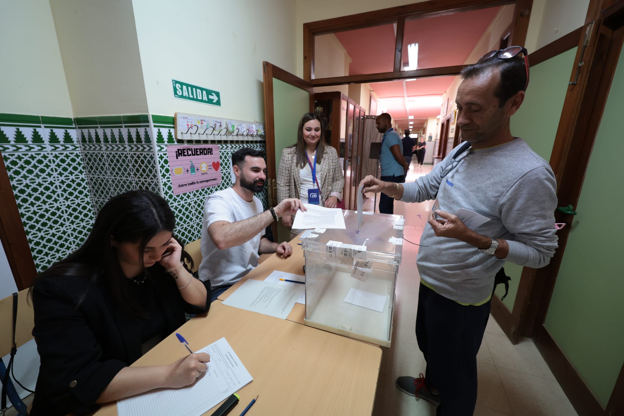 Ambiente en los colegios electorales de Málaga este 28 de mayo.