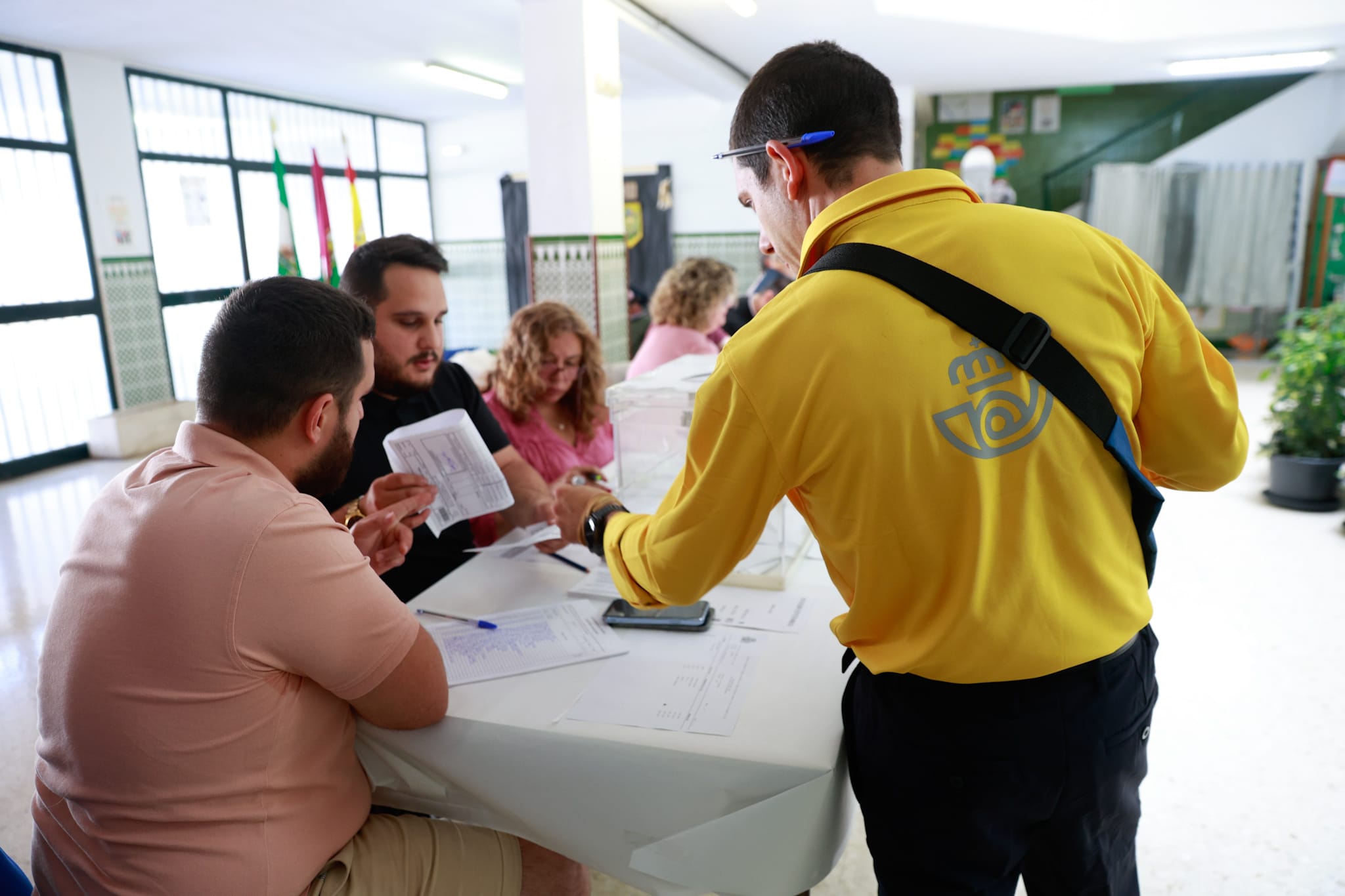 Ambiente en los colegios electorales de Málaga este 28 de mayo.