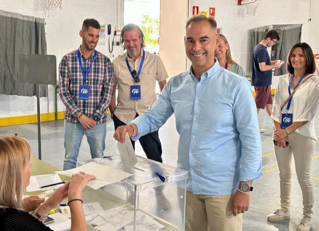 El candidato del PP en Benalmádena, Juan Antonio Lara, ejerce su derecho al voto.