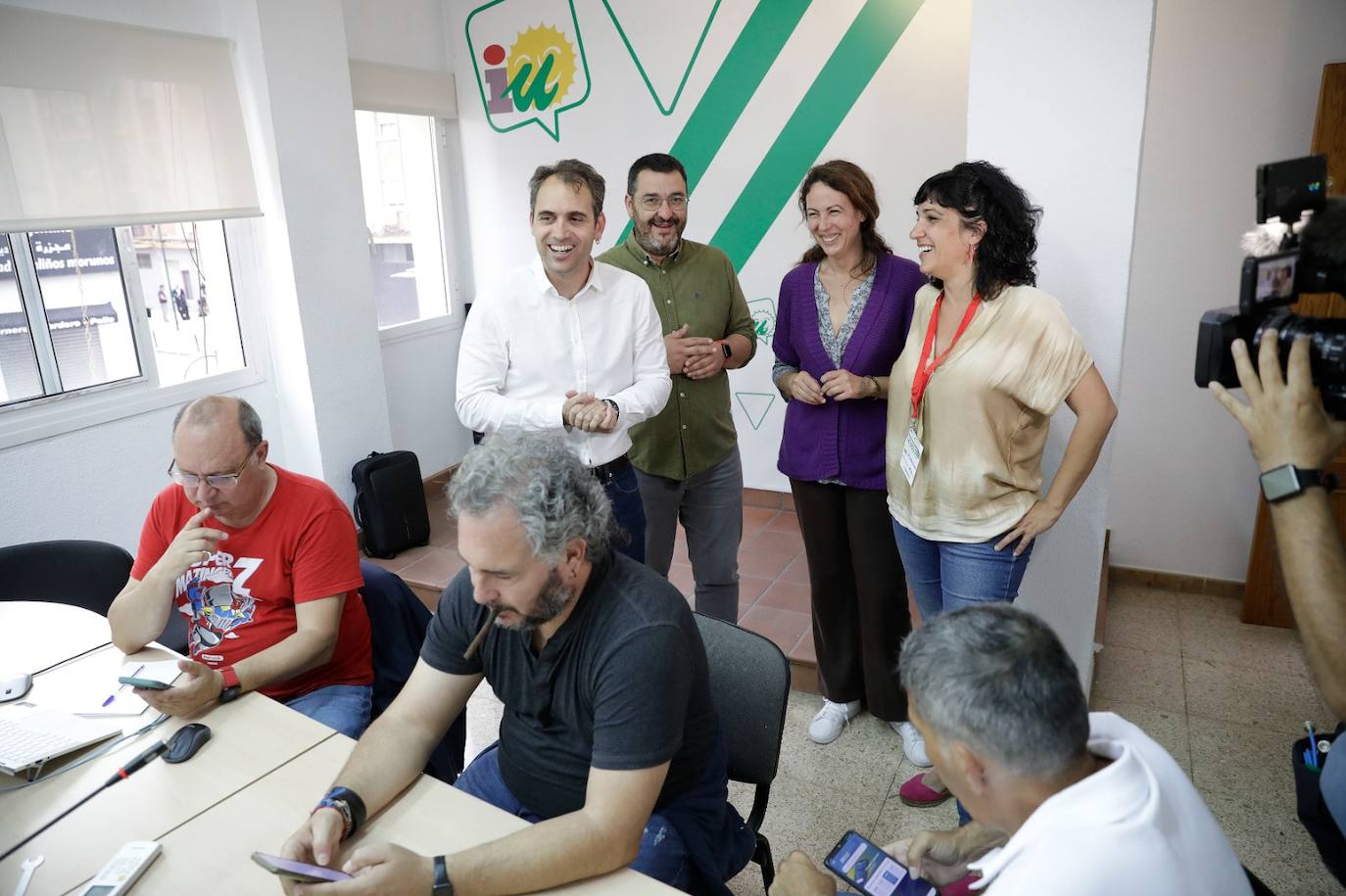 La candidata de Con Málaga, Toni Morillas llega a la sede con el coordinador general de IU Andalucía, Toni Valero.