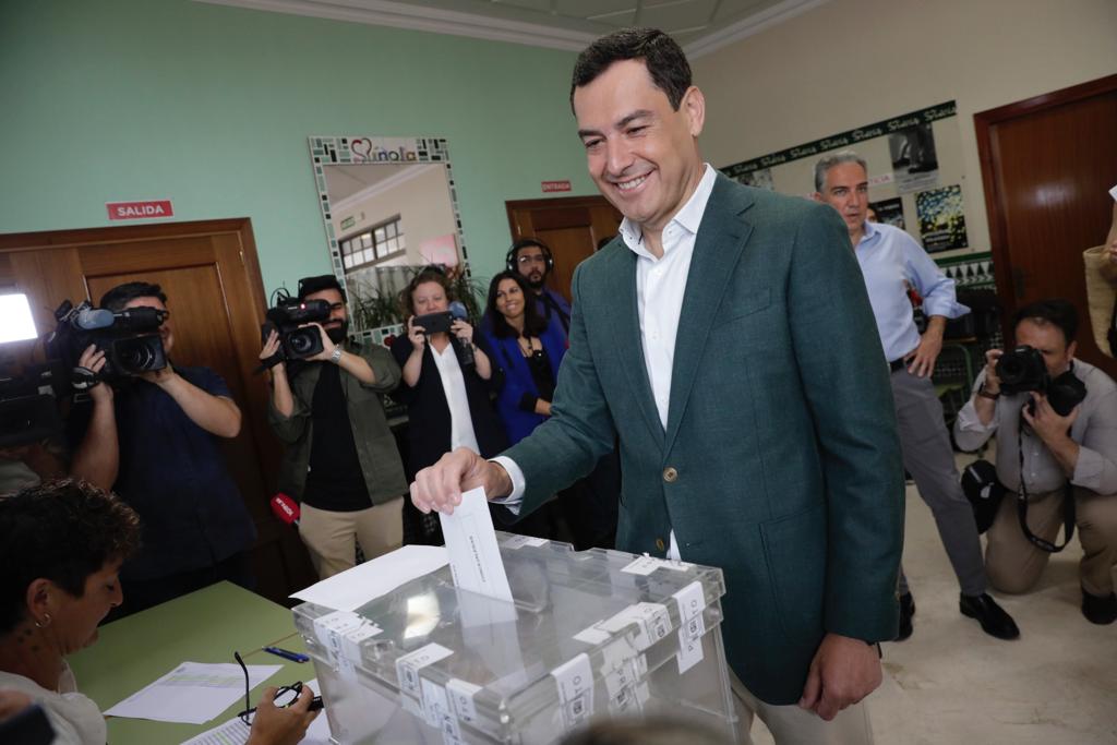 El reloj marcaba las 10.40 horas cuando el presidente de la Junta de Andalucía, Juanma Moreno, ha ejercido su derecho a voto en estas elecciones municipales, en el colegio electoral instalado en el colegio Sagrado Corazón.