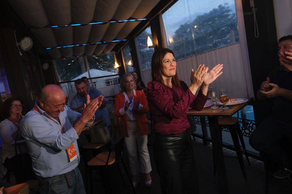 Noelia Losada, con miembros de su partido tras cerrarse los colegios.