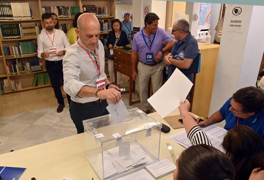 Con «mucha ilusión» ha acudido a la mesa electoral el candidato de OSP a la Alcaldía de Marbella, Manuel Osorio, que ha valorado que «no tenemos ninguna excusa para quedarnos en casa».