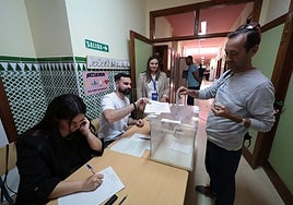 Primeros malagueños que han votado este domingo en un colegio de la capital.