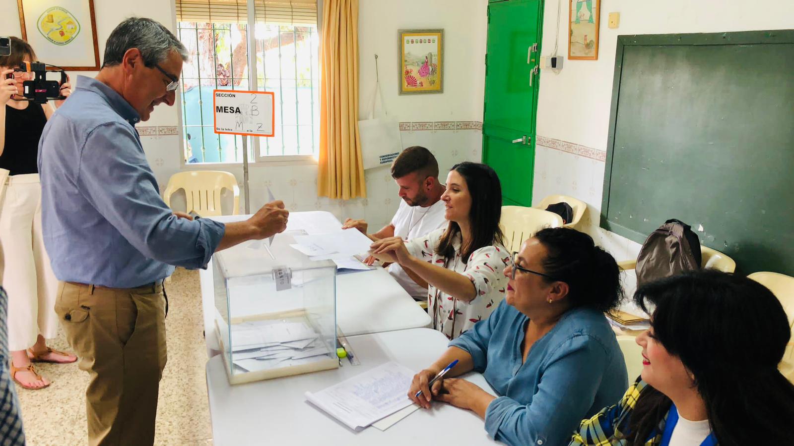 El alcalde de Rincón de la Victoria y candidato del PP a la reelección, Francisco Salado , ha ejercido su derecho al voto poco antes de las 11.00 horas en el colegio La Acebuchal. 