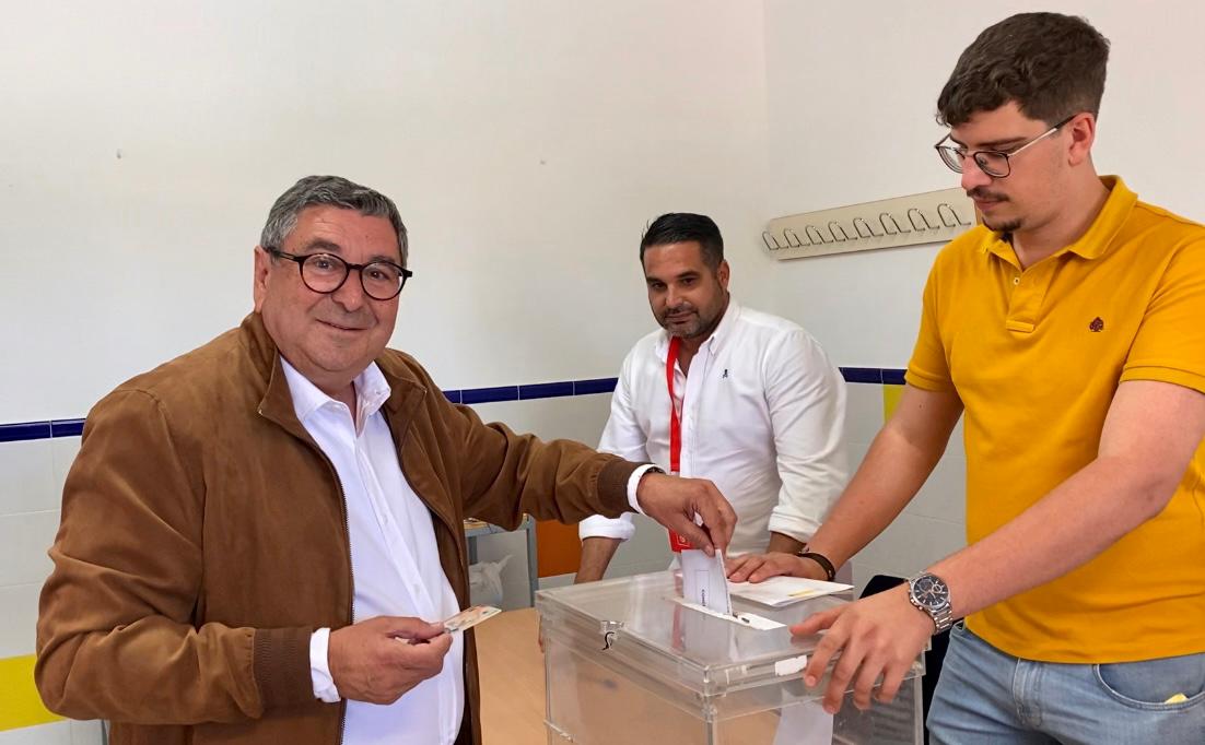 El alcalde de Vélez-Málaga, el socialista Antonio Moreno Ferrer , ha ejercido su derecho al voto antes de las 12.00 horas de este domingo en el colegio Juan Herrera Alcausa.