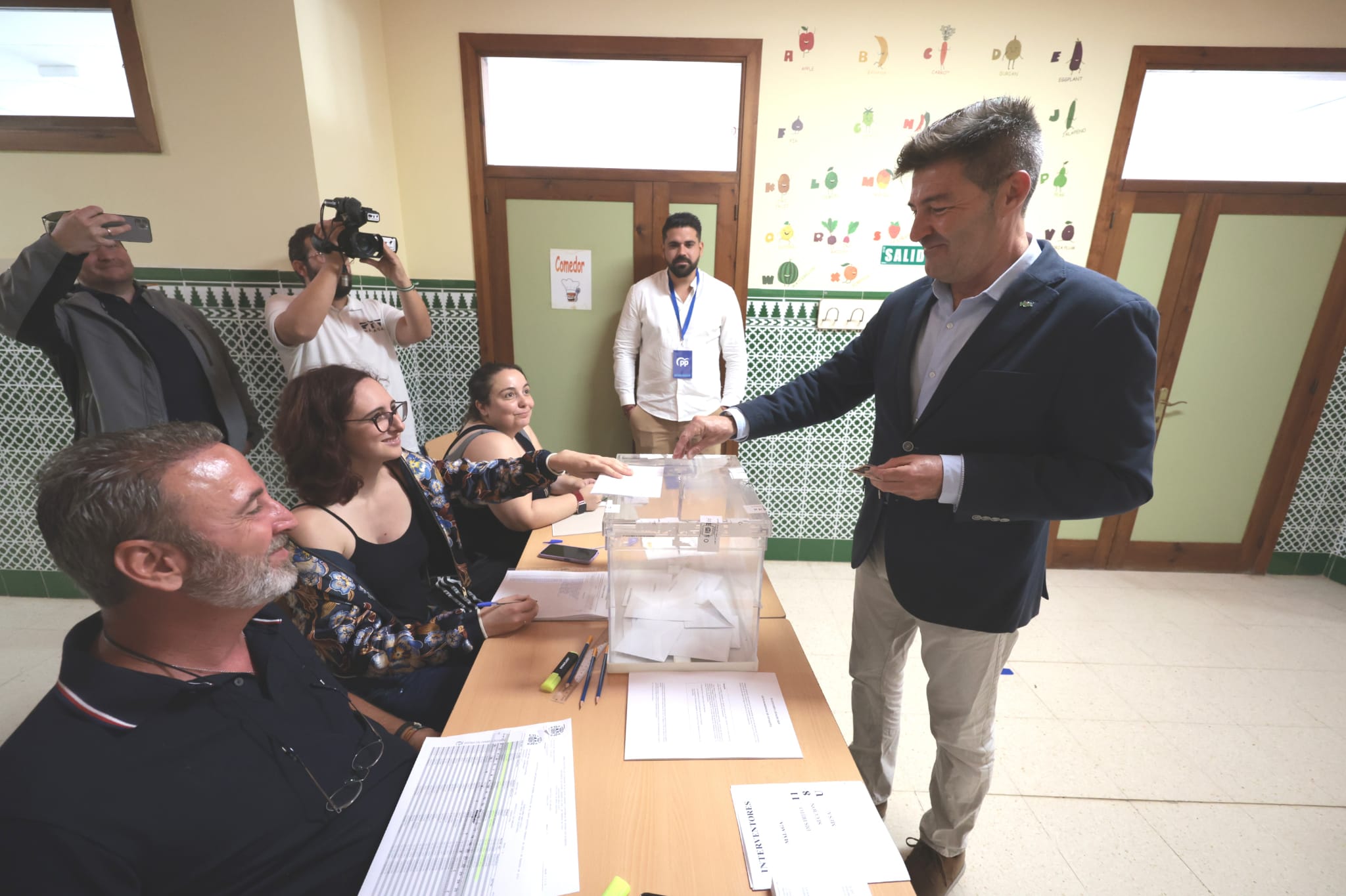 El líder de Vox en la capital, Antonio Alcázar, ha sido el primer candidato en votar en este 28M en el colegio público Julio Caro Baroja y ha anunciado que pasará el día en familia y recorriendo los colegios electorales.