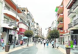 Imagen de la céntrica calle del Mar de Torre del Mar, una de las más comerciales de la zona.