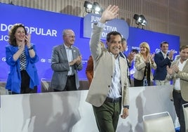 Juanma Moreno saluda a los asistentes a la Junta Directiva Autonómica en presencia de los alcaldes electos.