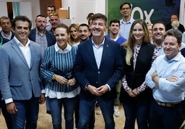 Antonio Alcázar, en el centro, con Yolanda Gómez a su izquierda, acompañado por Patricia Rueda, Antonio Sevilla y militantes de Vox.