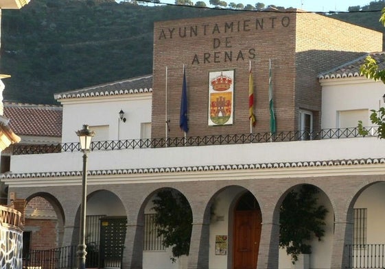 Fachada principal del Ayuntamiento de Arenas.