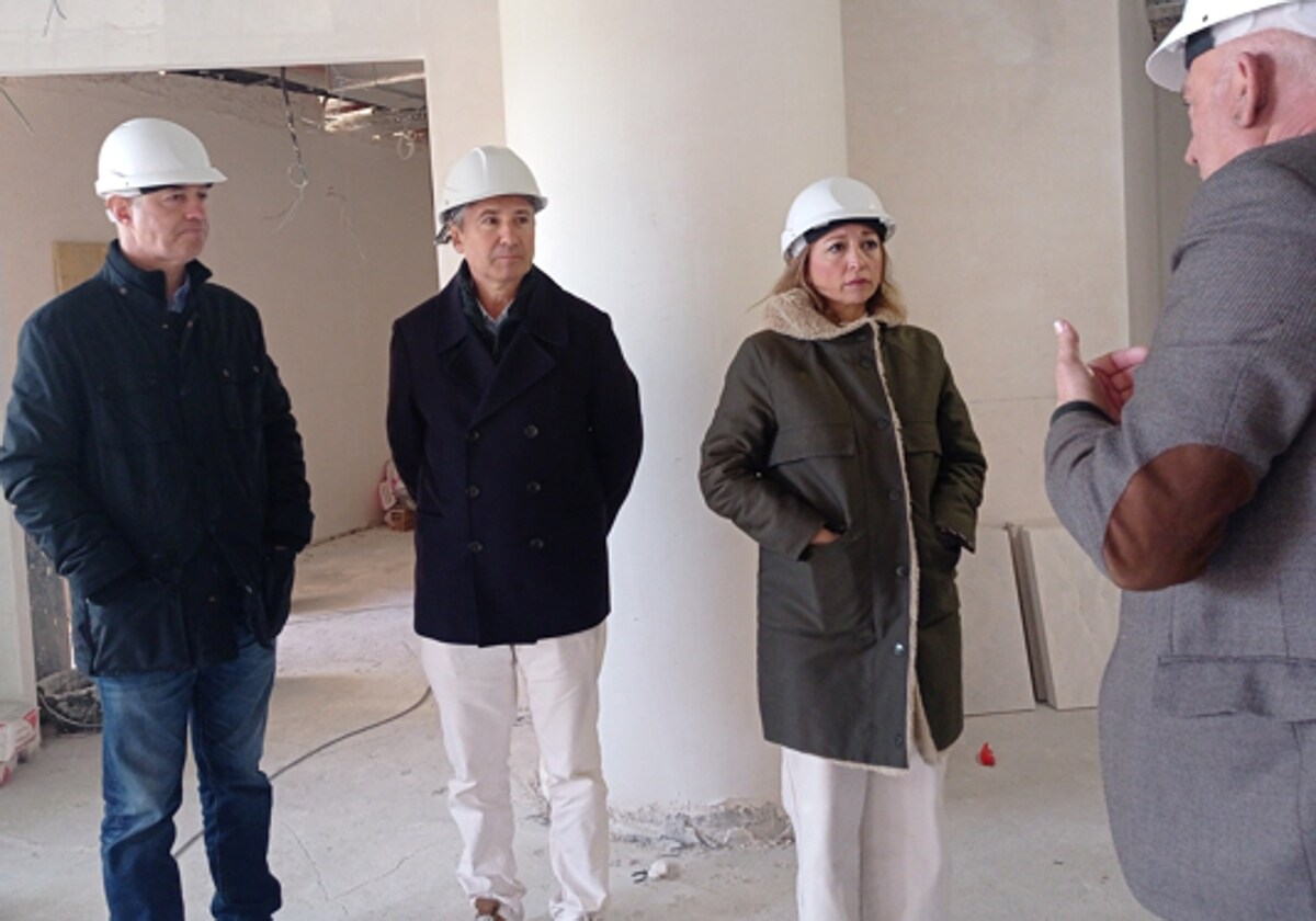 Visita de técnicos y responsables de la Junta, el pasado enero al nuevo centro de salud de Cómpeta.